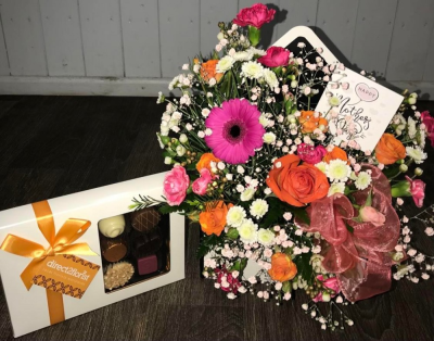 Rainbow Drops & Chocolates - A cute colourful design, arranged in a special envelope gift box, accompanied by a box of luxury belgian chocolates.

The best possible way to deliver your message of love.

* Please note flowers vary vary, due to availability*