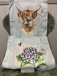 Wrendale Tote Bag - This gorgeous tote bag is great for storing everything you'll need when out and about. The bag has a large gusset to pack plenty inside for all the daily essentials. This bag is available in two beautifully illustrated designs: highland cow or bee with hydrangea.

*PLEASE SPECIFY PREFERED DESIGN IN ORDER DESCRIPTION*

*ITEM IS ONLY AVAILABLE AS AN ADD ON GIFT OR FOR COLLECTION*

*LIMITED AVAILABILITY*

Made from canvas with 100% cotton lining. Measures 420mm x 400mm x 100mm.