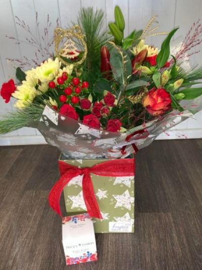Christmas Star Candle - An impressive hand tied bouquet in festive colours presented in a fully lined box. With the addition of a beautifully scented Prices Christmas Candle.

*PLEASE NOTE CANDLE SCENT, FLOWERS & PACKAGING MAY VARY*
**AT THIS LATE DATE FLORISTS CHOICE WILL APPLY TO ALL RDERS**
NO RED LEFT